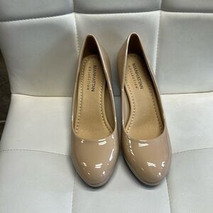 Brand new, never worn size 7 1/2 Manhattan collection high heels